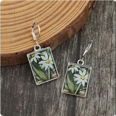 Silver alloy rectangular epoxy ear clip with little daisy floral inlay