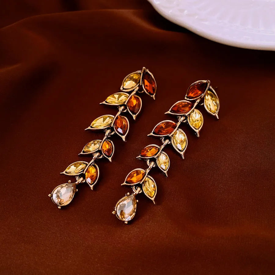 Retro flower pendant necklace in golden brown alloy with wheat detailing, 51-60cm clavicle chain