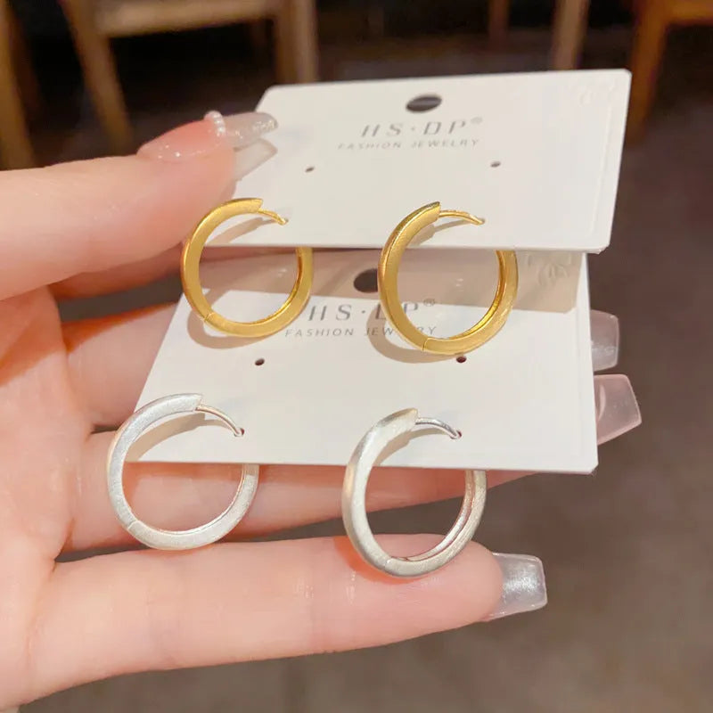 Women's geometric ear clip jewellery with round elements in gold plating on copper