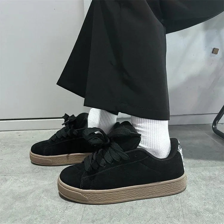 Black retro low-top sneakers with round toe and waterproof platform design