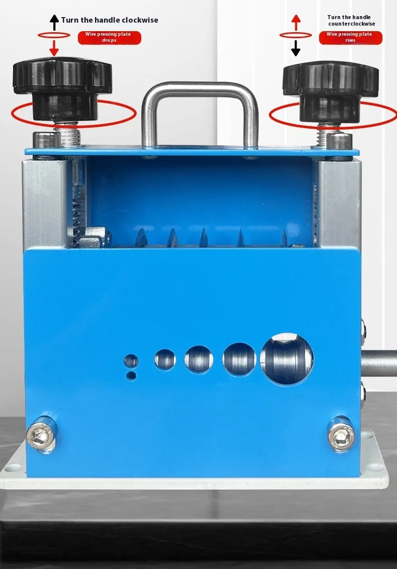 SD-017 manual wire stripping machine with adjustable dial for cable diameters from 0.5 to 17 millimetres.