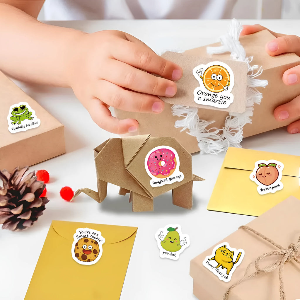 Roll of white DIY children's toy stickers, 500 sheets, 3cm thickness, 3-6cm sizes, cute printed style