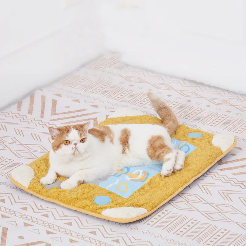 Arctic fleece semi-enclosed cat nest in game console shape, 42x37x32cm, with optional 65x50cm sleeping pad.