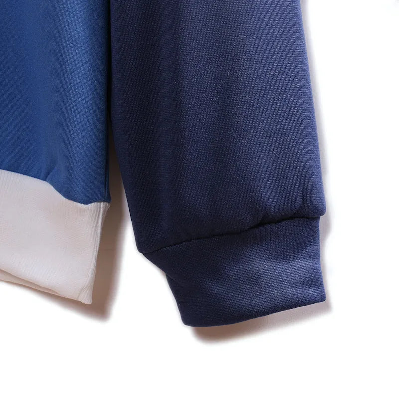 Casual men's loose hooded pullover sweater in blue-white with geometric colour-blocked stitching and save pockets