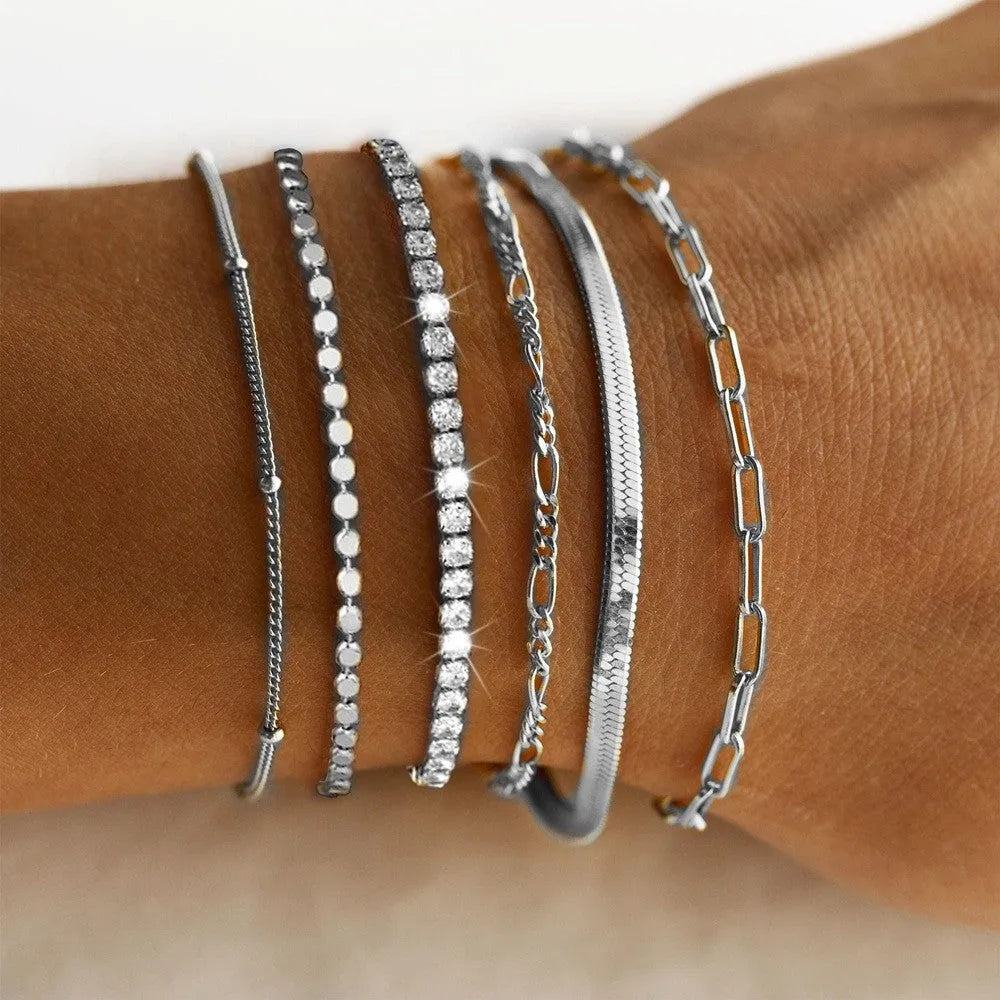 Multi-layer chain minimalist bracelet in zinc alloy with electroplated finish, geometric shape, unisex design, four colour options.