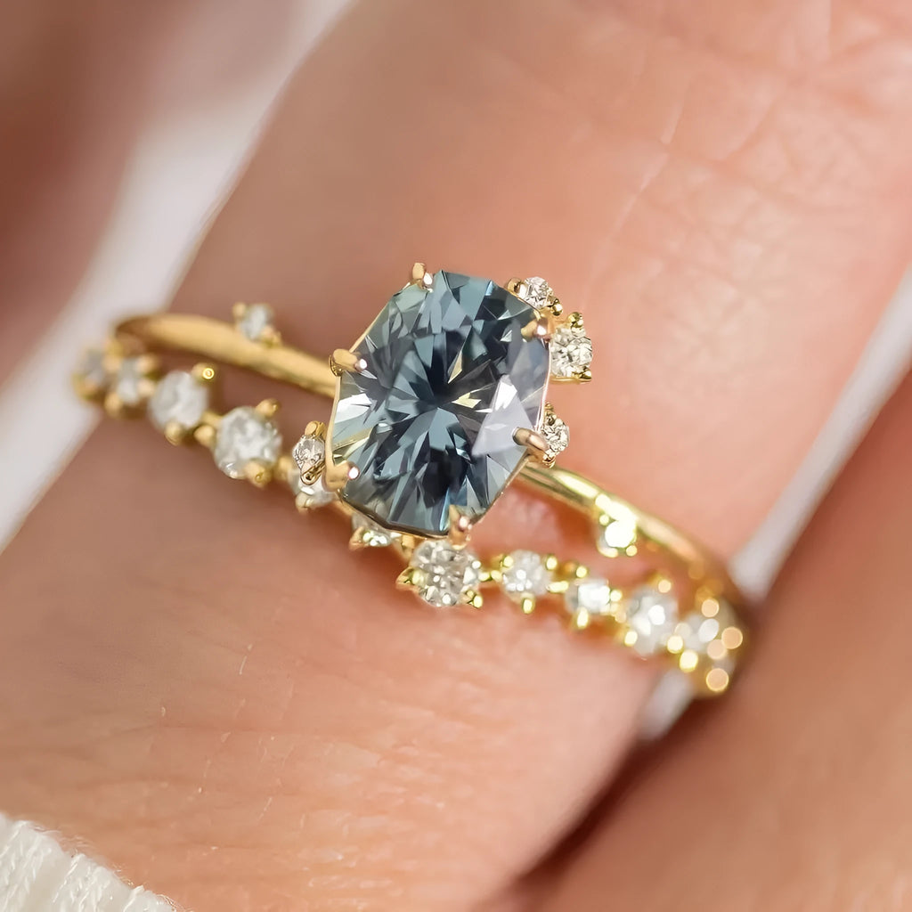 Gold-plated women's ring with green zircon stone in flower design on alloy band