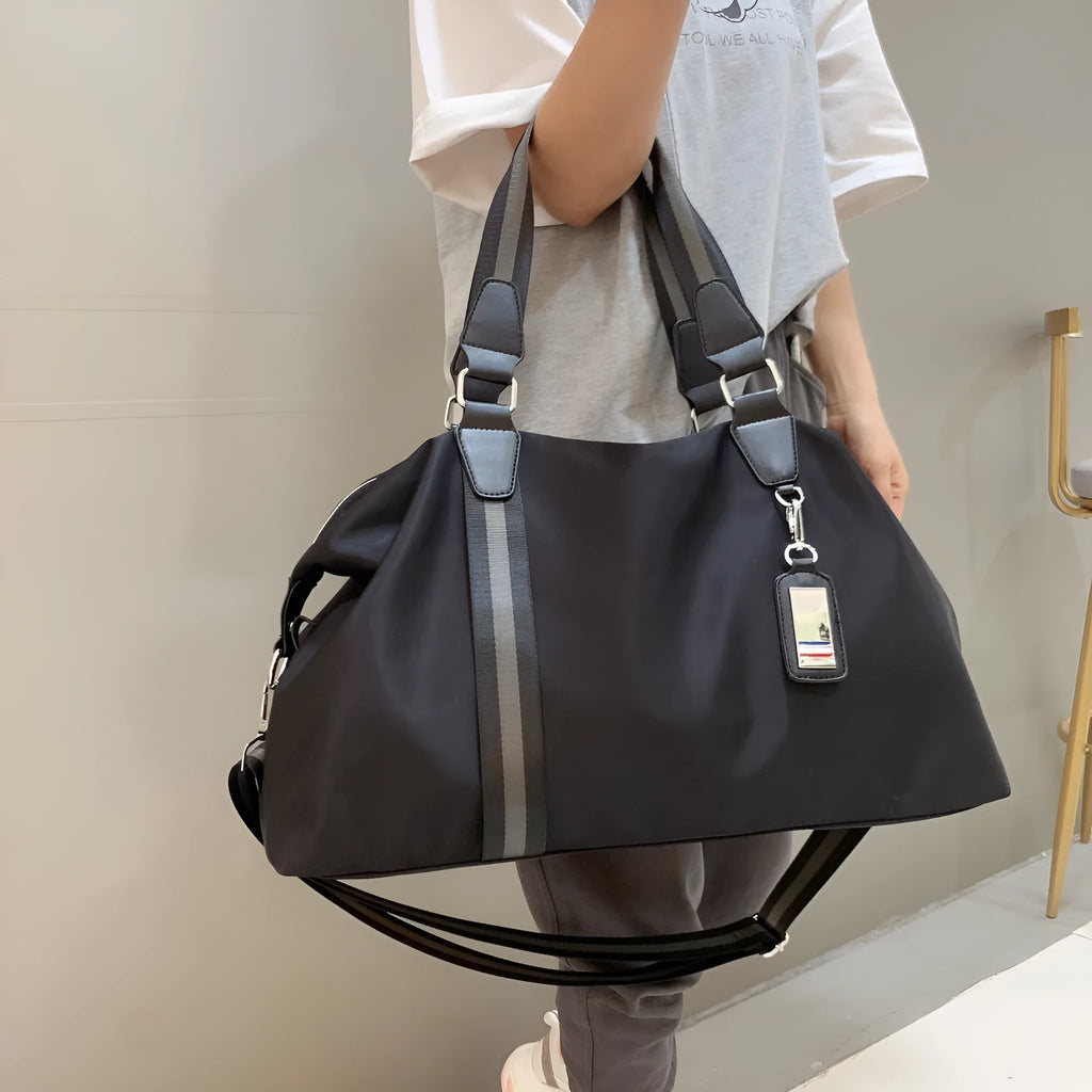 Men's Oxford cloth travel bag with under 20L capacity, zipper opening, internal pockets, black gold colour