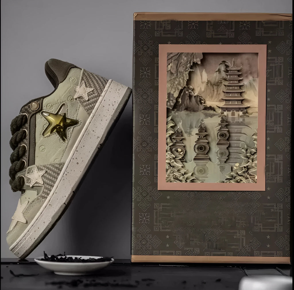 Green star-pattern low-top casual shoes with lace-up front and thick rubber sole.