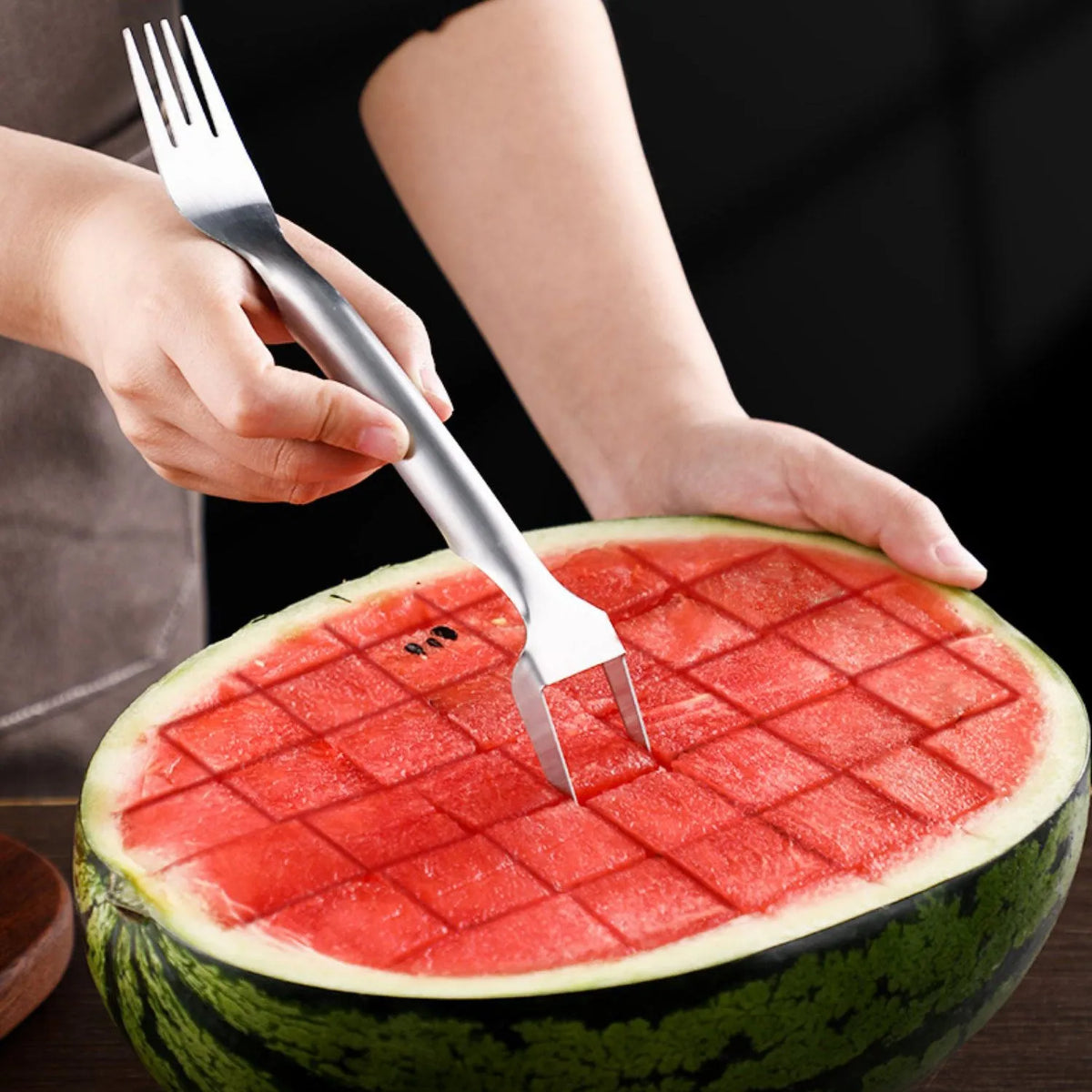 2-in-1 watermelon fork slicer made of 304 stainless steel, 26 cm long, with rounded fork head and lengthened handle