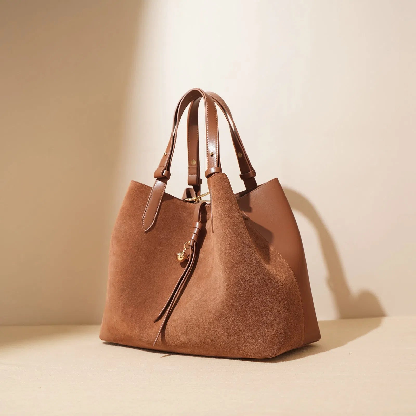 Maillard-style retro tote bag in olive green, bucket shape with cotton lining and outer pocket