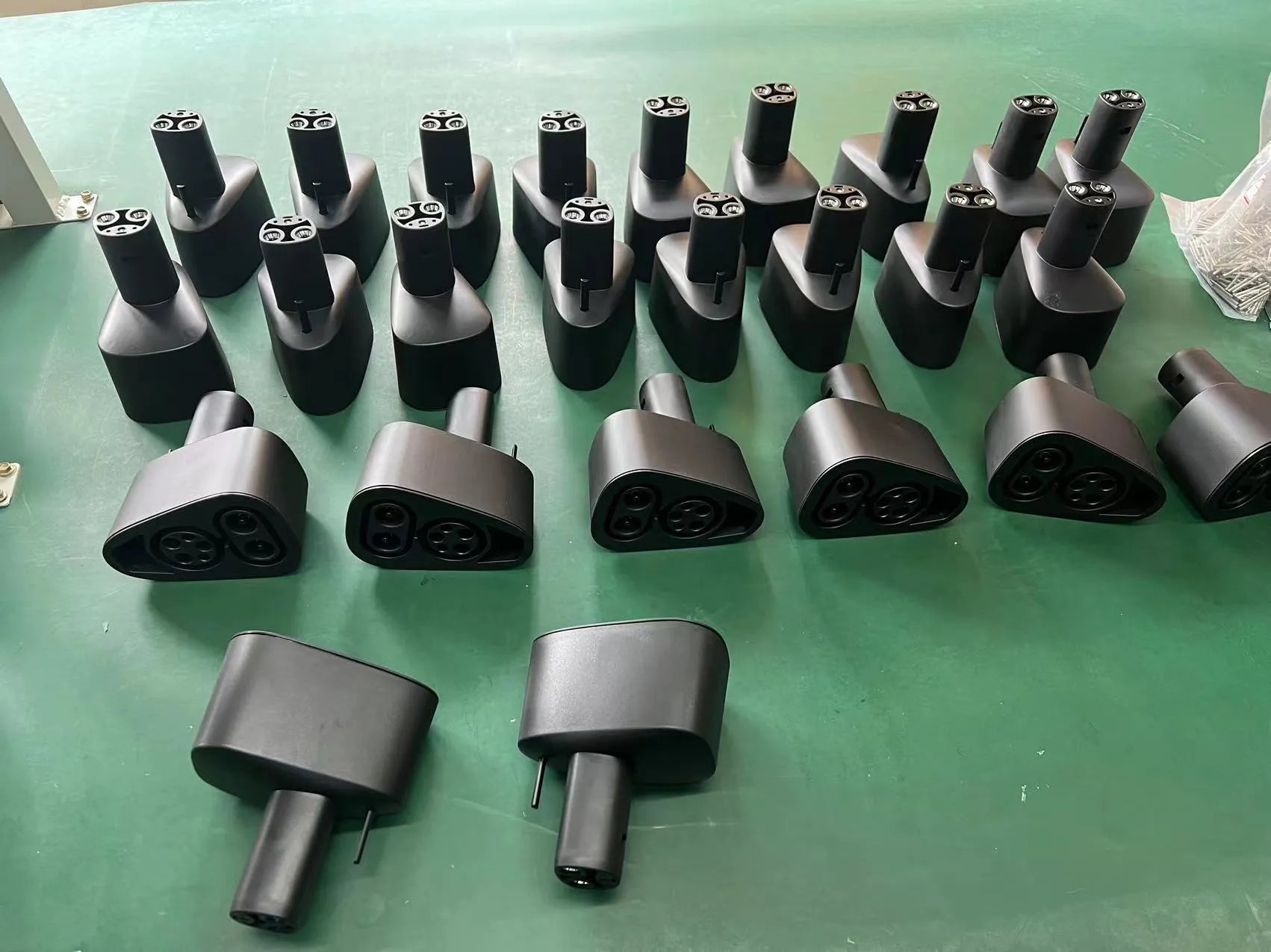 American Standard Tesla charging plug conversion in black with dustproof cover and silver-plated pins, 195x96x67mm