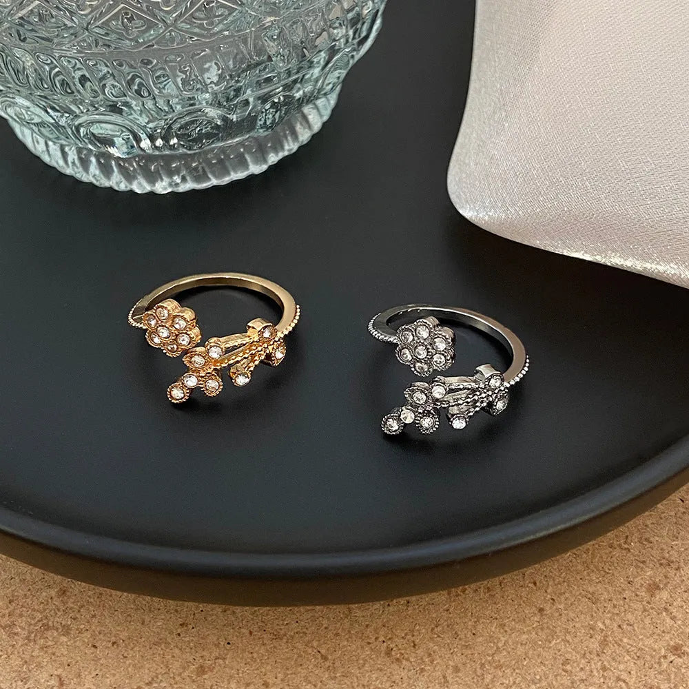 Women's open mouth ring with flower and leaf design in gold or white colour with diamond treatment