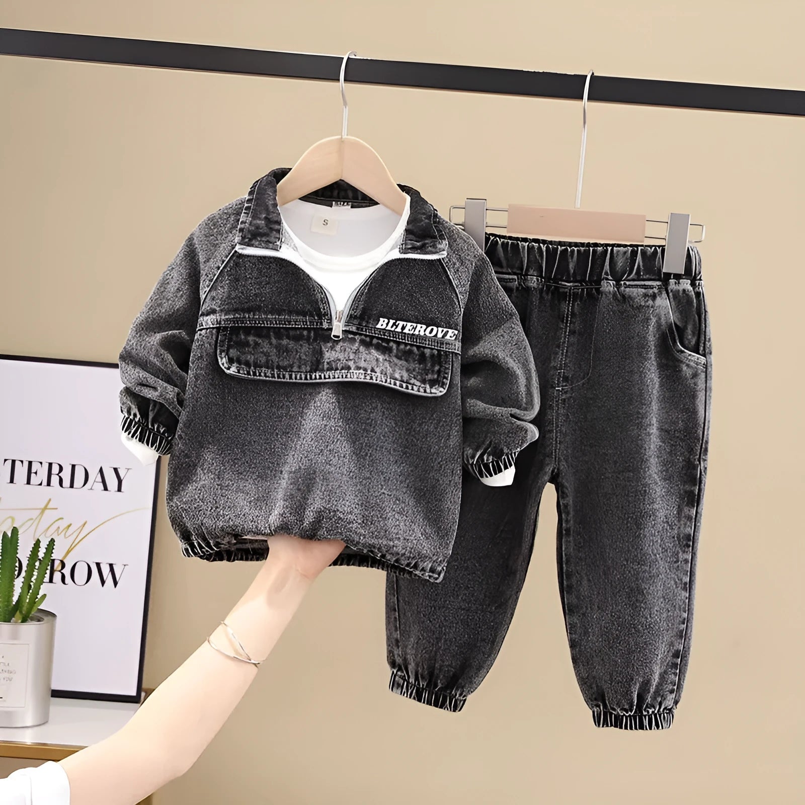 Boys' black denim two-piece suit set with long sleeves in Korean style