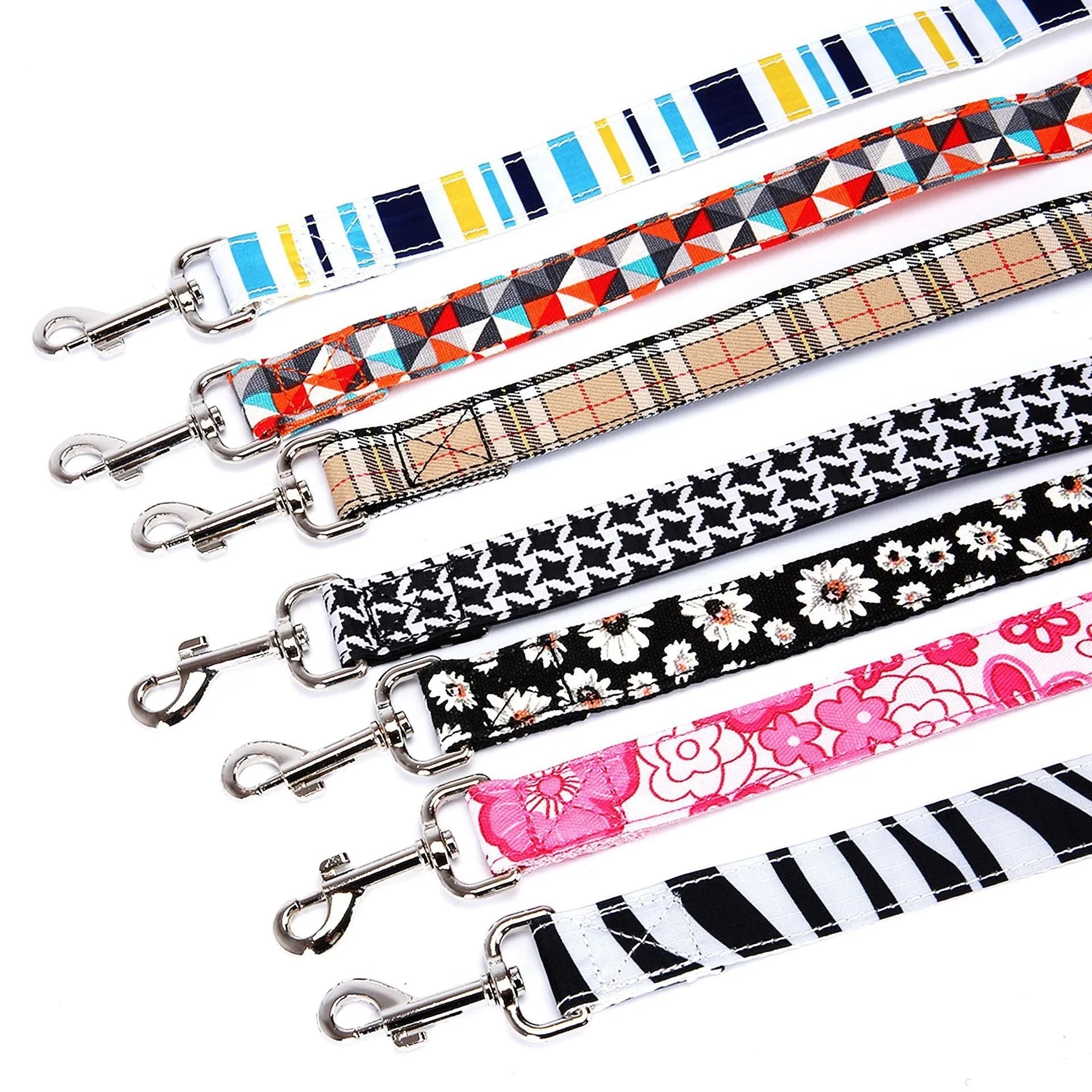 Black pet traction rope with plaid stripe pattern, 120cm long with hand holding loop.