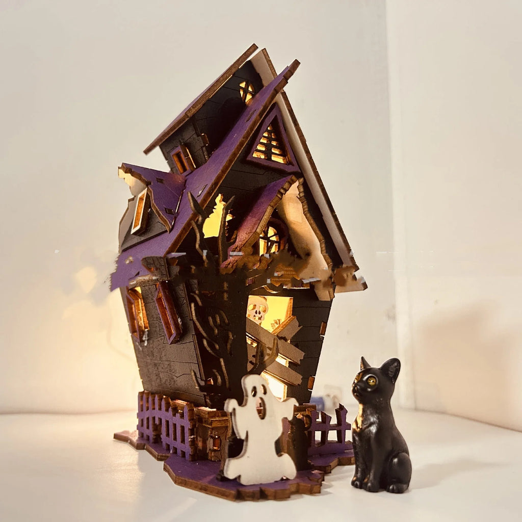 Wooden Halloween haunted house table decoration measuring 14x10.5x19cm with luminous finish