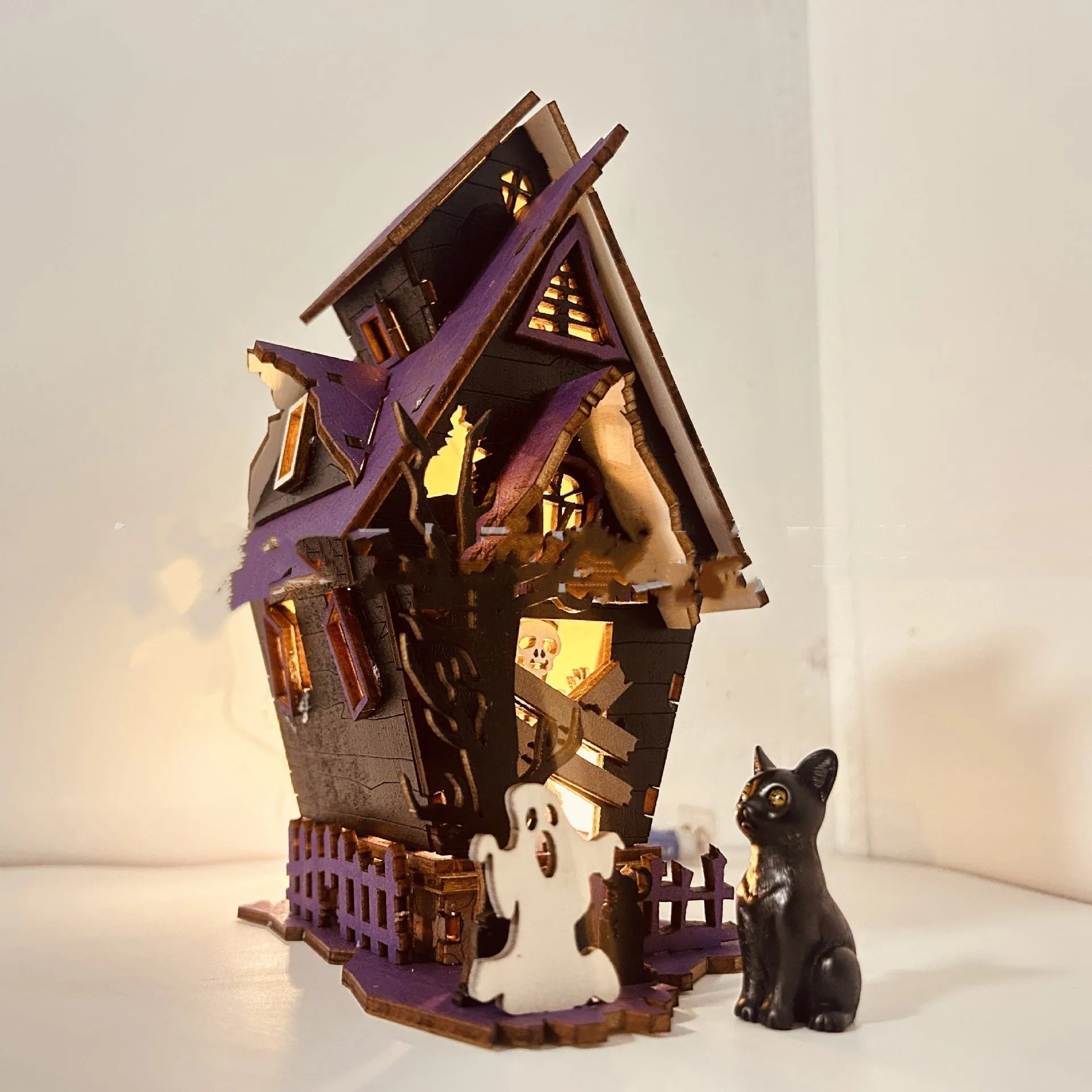 Wooden Halloween haunted house table decoration measuring 14x10.5x19cm with luminous finish