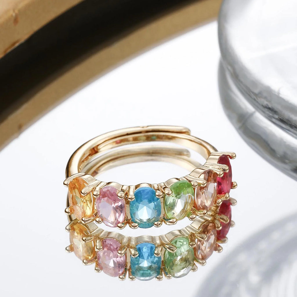 Gold electroplated adjustable ring for women with a zircon detail on a simple retro-style band.