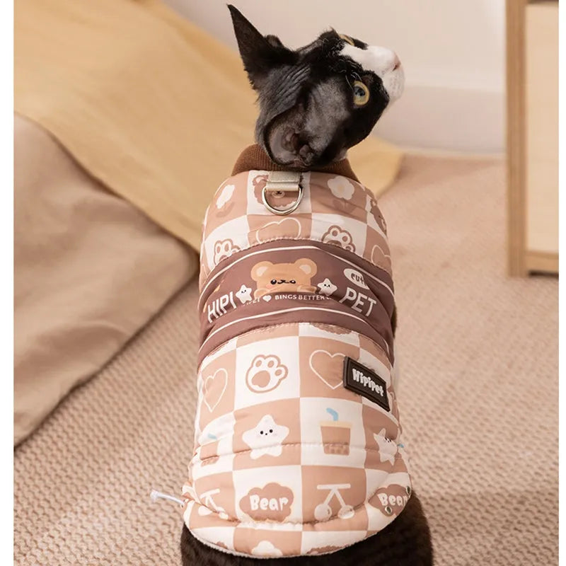Quilted pet vest with warm brown bear and heart prints, integrated leash ring, designed for dogs and cats in autumn and winter.