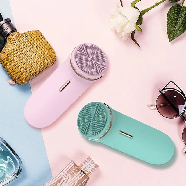 Silicone electric face cleaner in green, compact size 132x50x38mm, with USB charging cable
