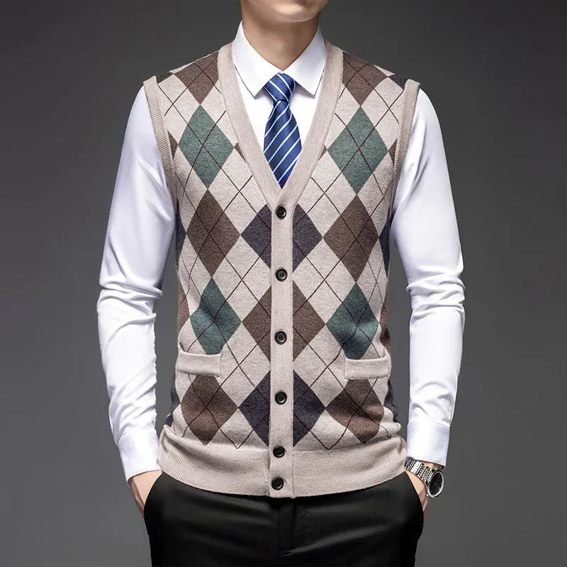 Men's knitted vest cardigan, sleeveless V-neck with pockets, cotton blend nylon jacquard, light camel