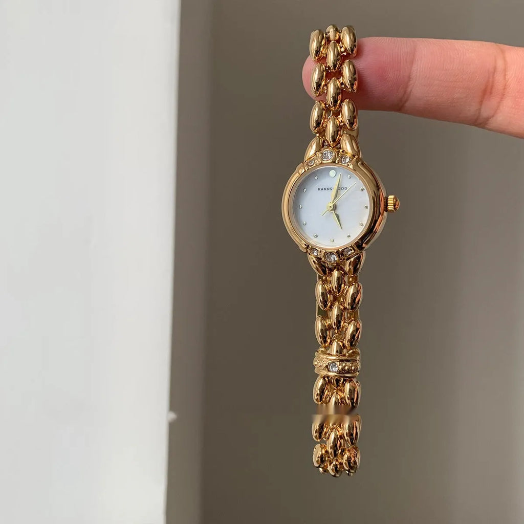Women's Alloy Quartz Watch Gold Strap Fritillary Surface Retro Fashion Timepiece Ladies Casual Dress Wristwatch