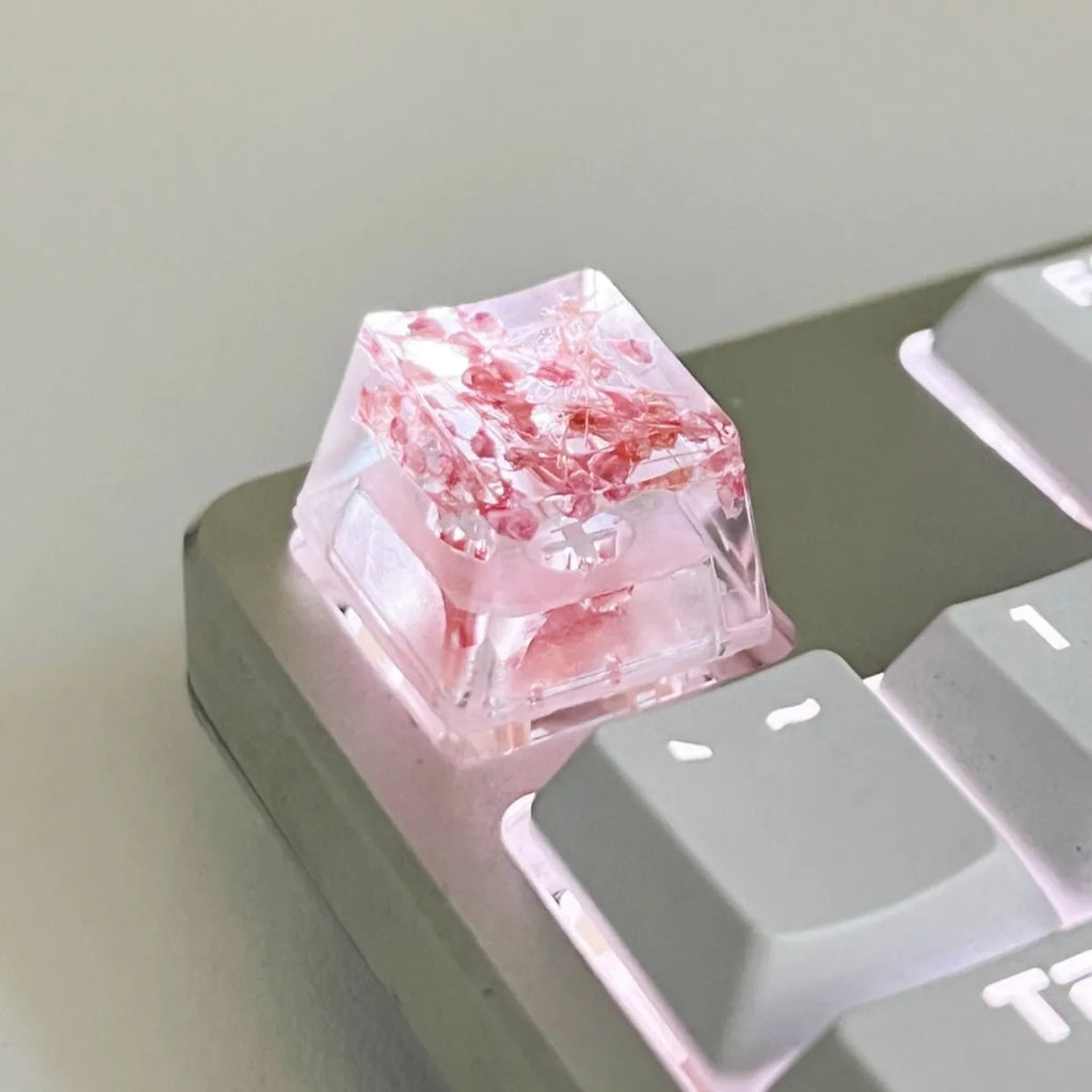 High transparency resin keycap with starry sky pattern in green, shown next to a mechanical keyboard.