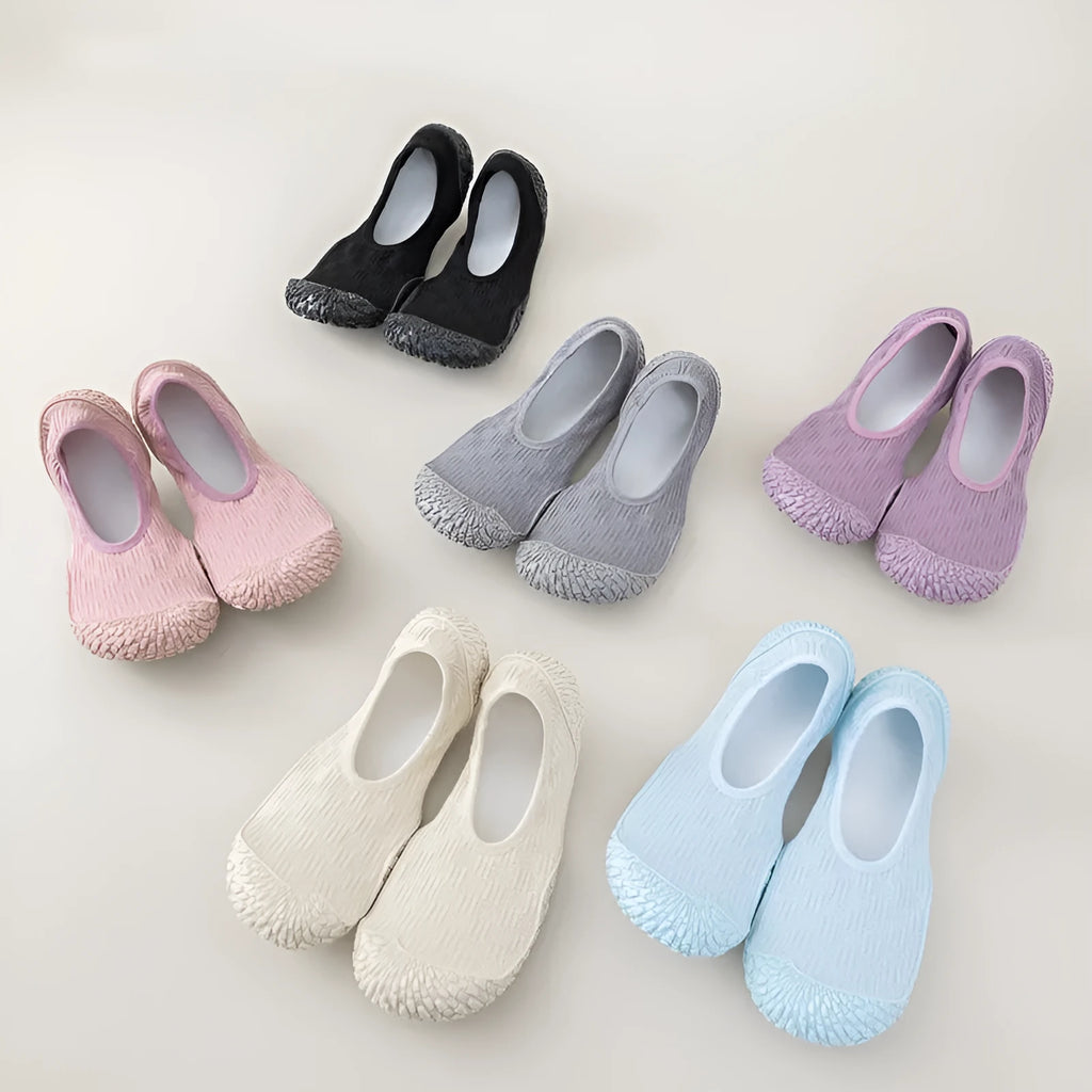 Women's low-top indoor fitness shoes with a soft rubber sole and mesh lining in a solid colour.