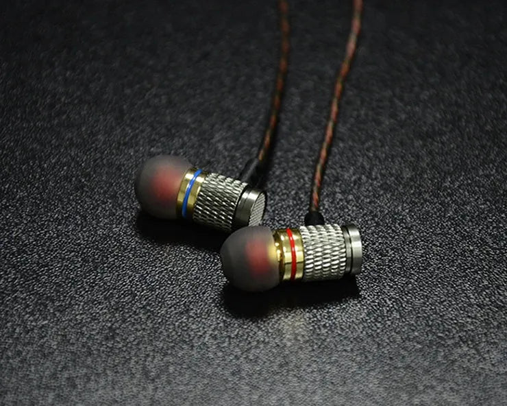 In-ear headphones with metal subwoofer design, 3.5mm L-bend plug, and silicone cable