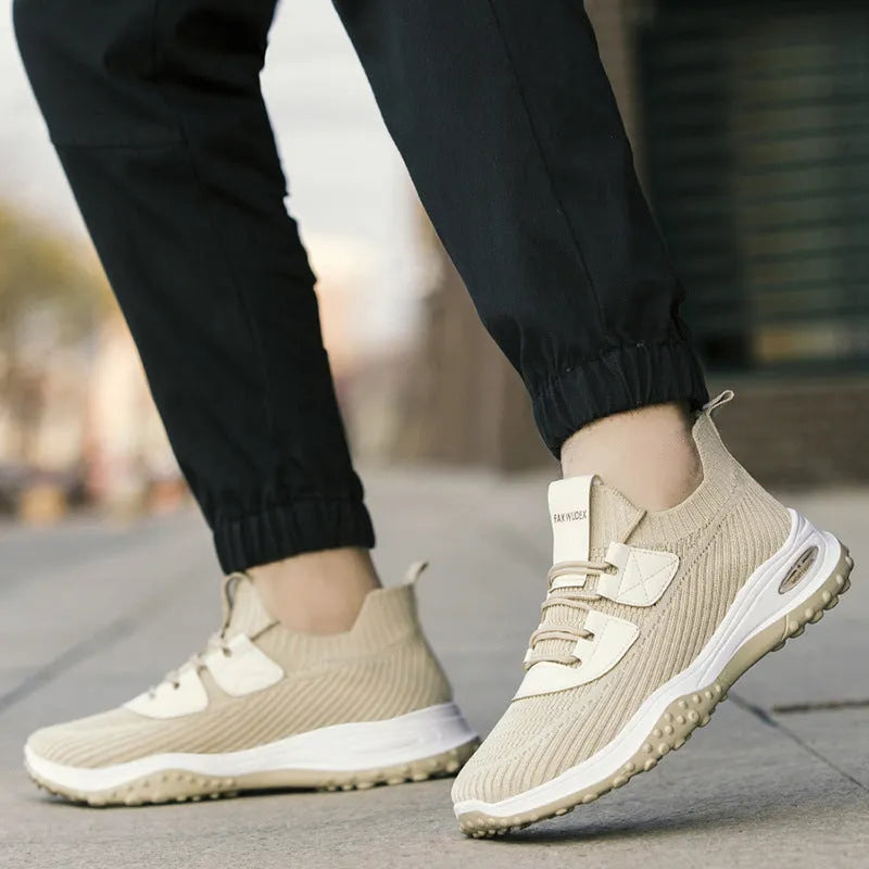 Flyknit breathable low top casual running shoes in black colour with round toe and lace-up design