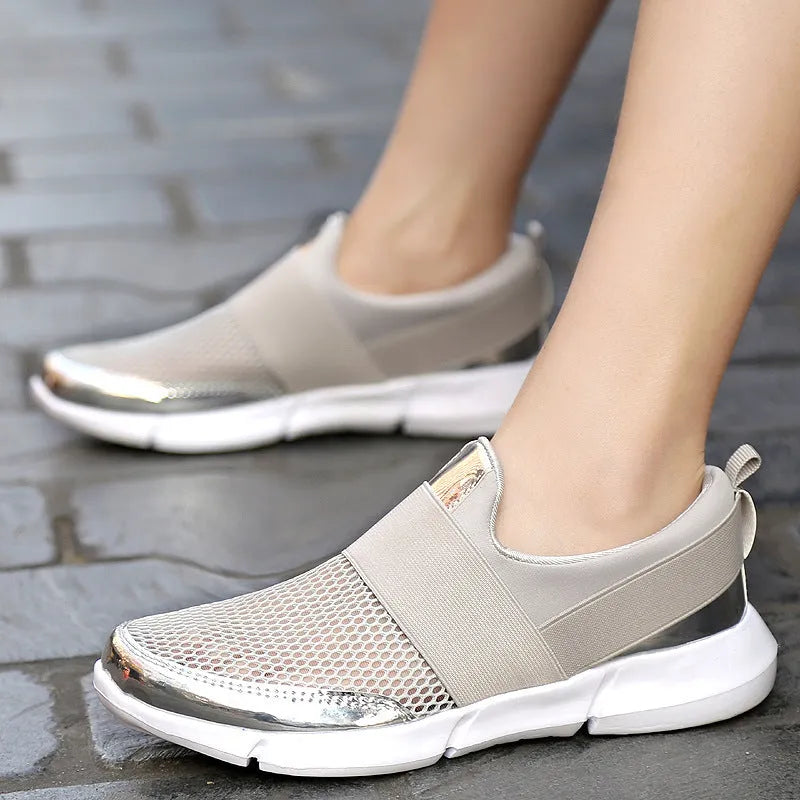 Low-cut women's casual sneakers in blue with a mesh construction and PU midsole.