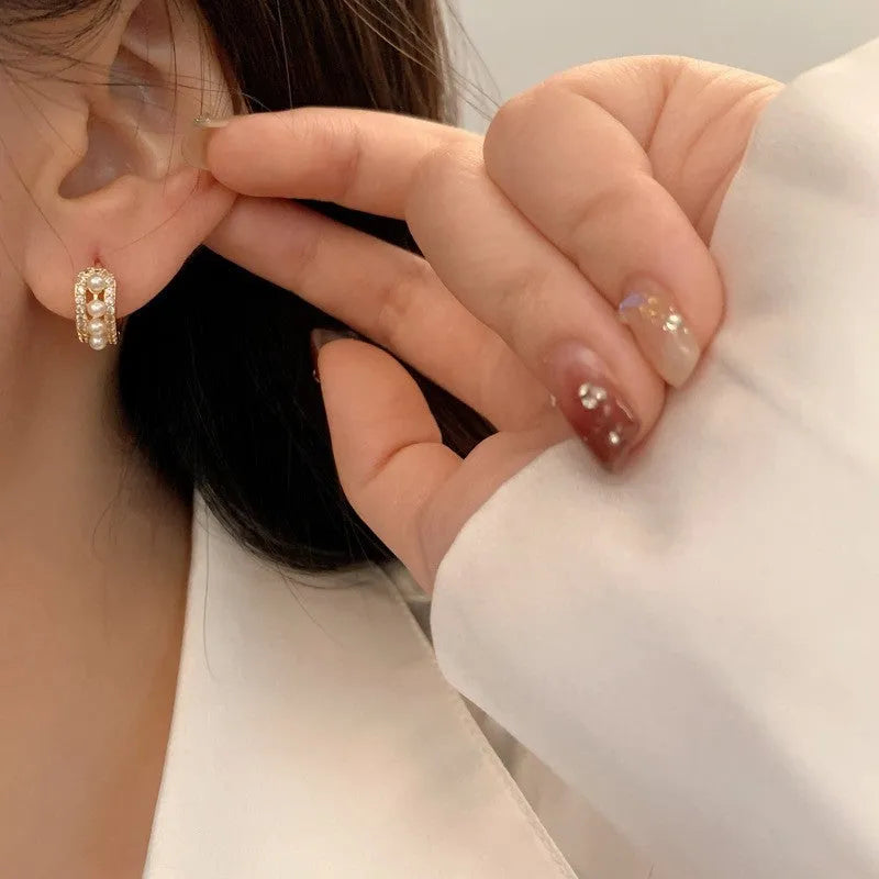 Light luxury French pearl earrings for women, copper geometric double ring, gold-plated finish, micro inlay, 1.5 cm diameter