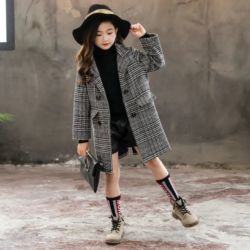 Girls' grey houndstooth plaid coat with suit collar and long sleeves.