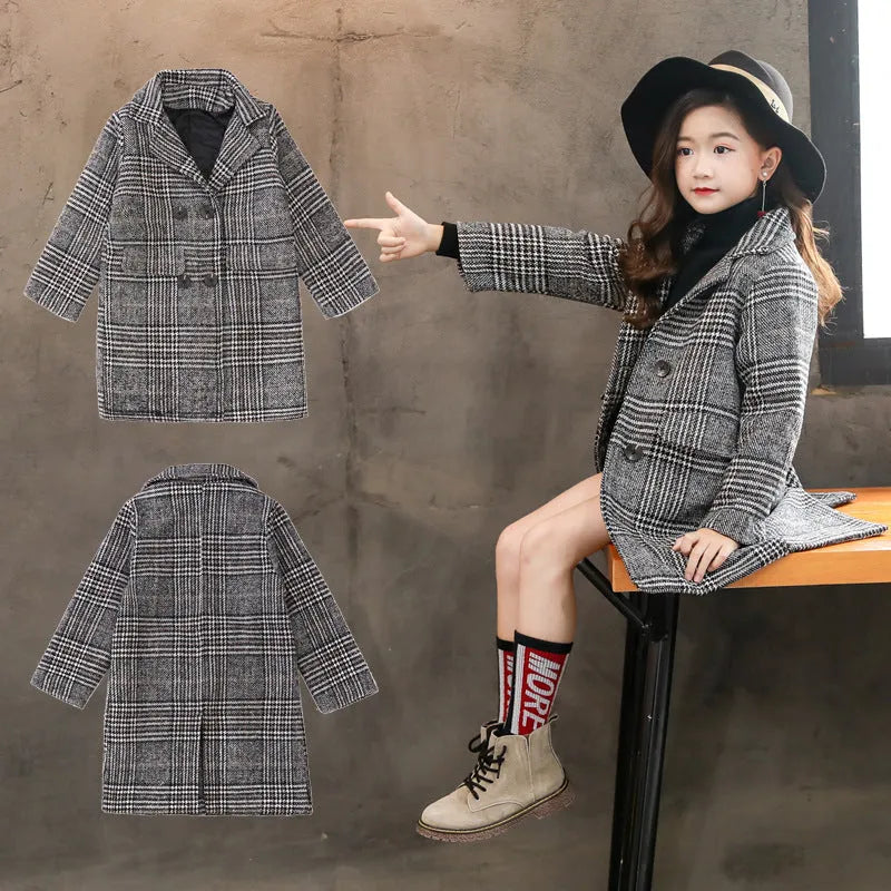 Girls' grey houndstooth plaid coat with suit collar and long sleeves.