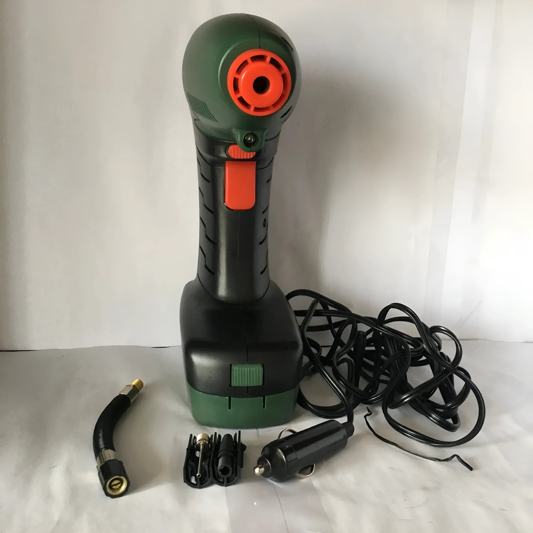12V portable air compressor in plastic nylon and ABS housing, dimensions 18 x 8 x 25 cm, weight 720g