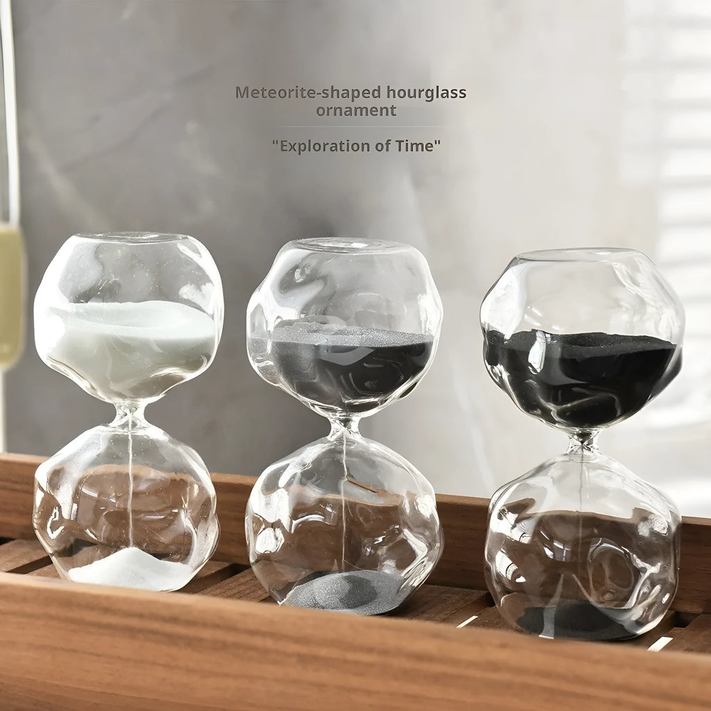 Borosilicate glass sand timer with coloured sand in a European-style blown glass hourglass