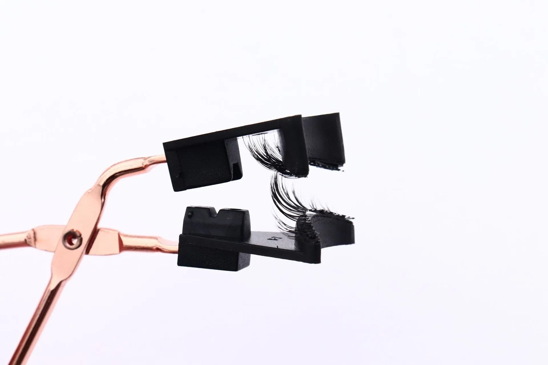 Quantum Magnetic False Eyelashes Set with 4 chemical fibre lashes and electromagnetic clip in colour 03Style