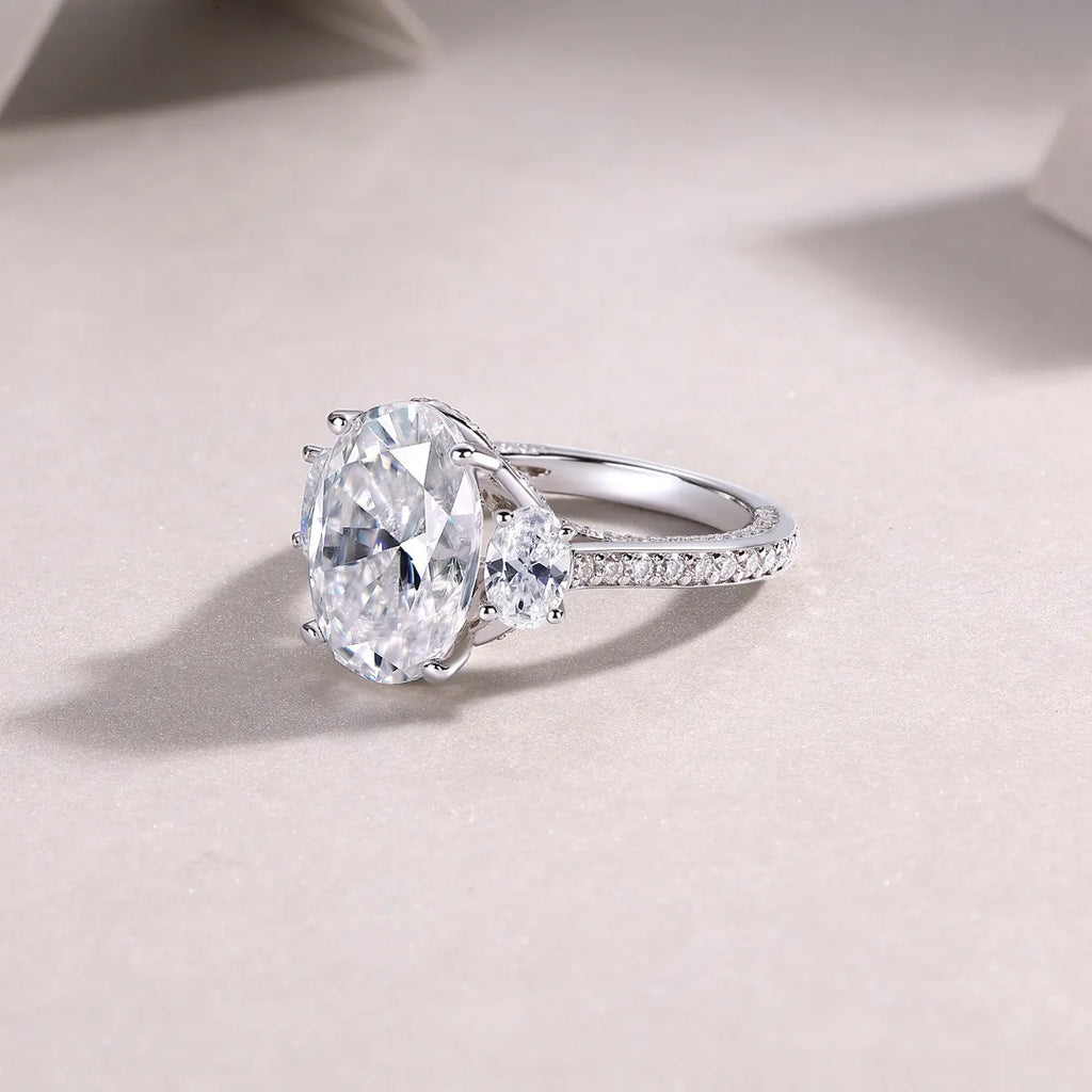 Egg-shaped moissanite ring 10x14mm in S925 silver with platinum plating, GRA certificate and gift box.