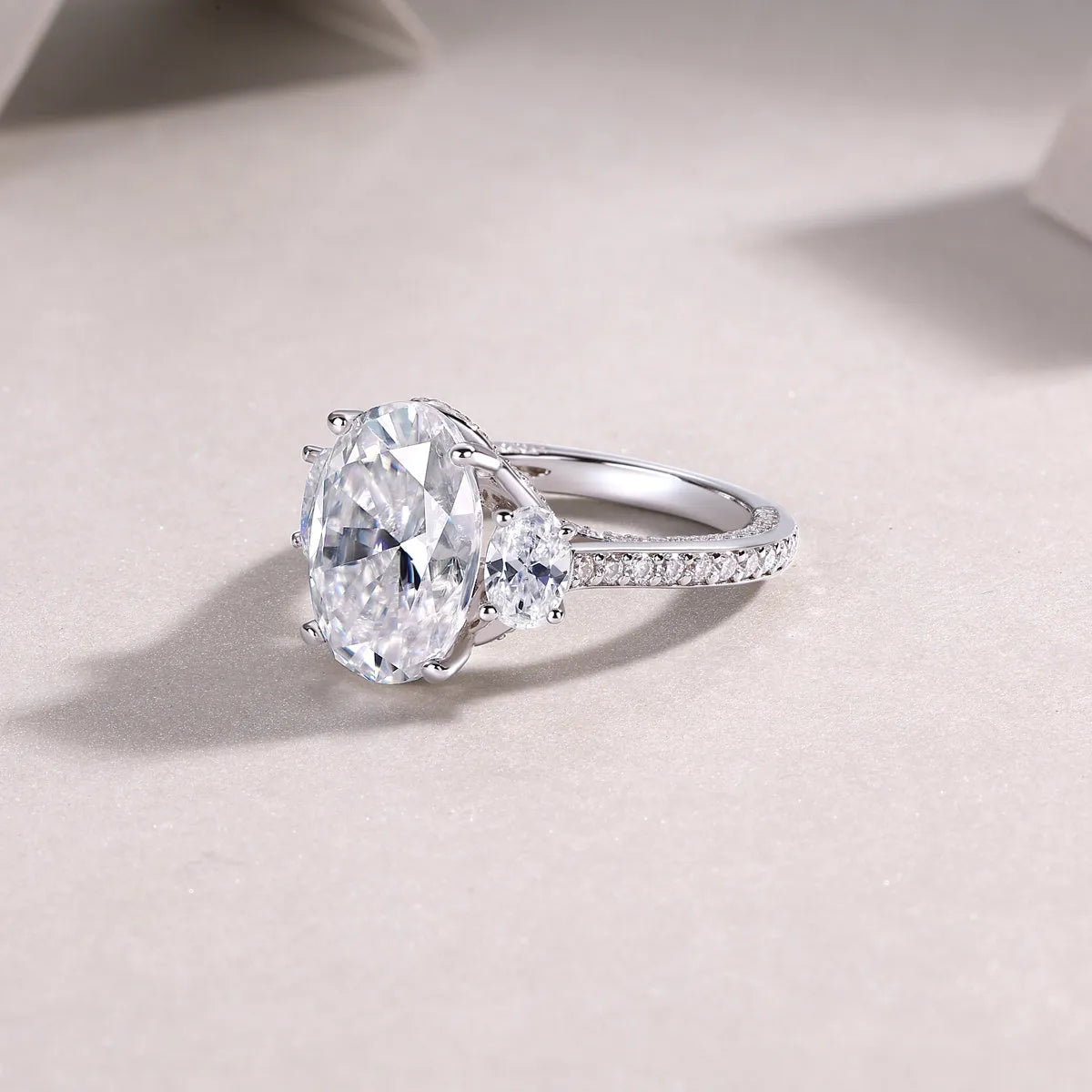 Egg-shaped moissanite ring 10x14mm in S925 silver with platinum plating, GRA certificate and gift box.