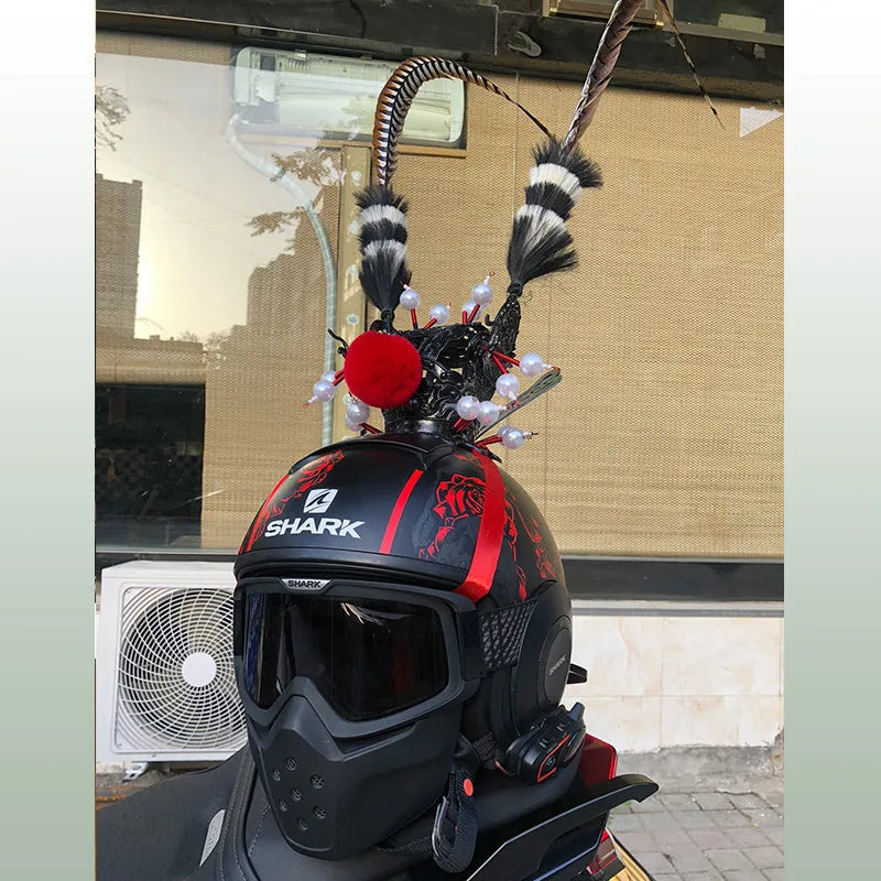 Zijin Crown gold and purple feather plume decoration attached to a black motorcycle helmet
