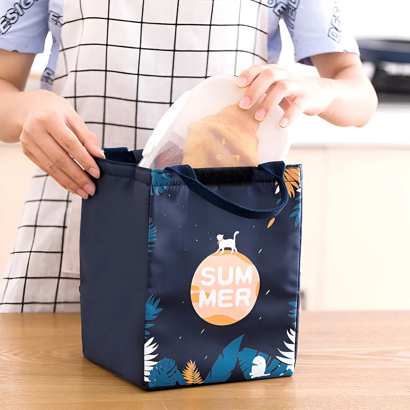 Insulated lunch bag with thermal thickening in Oxford cloth showing pattern options for office meal transport
