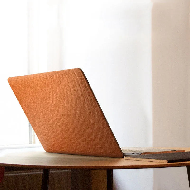 Ultra-thin leather protective sleeve for Apple notebook in black, with cross pattern finish