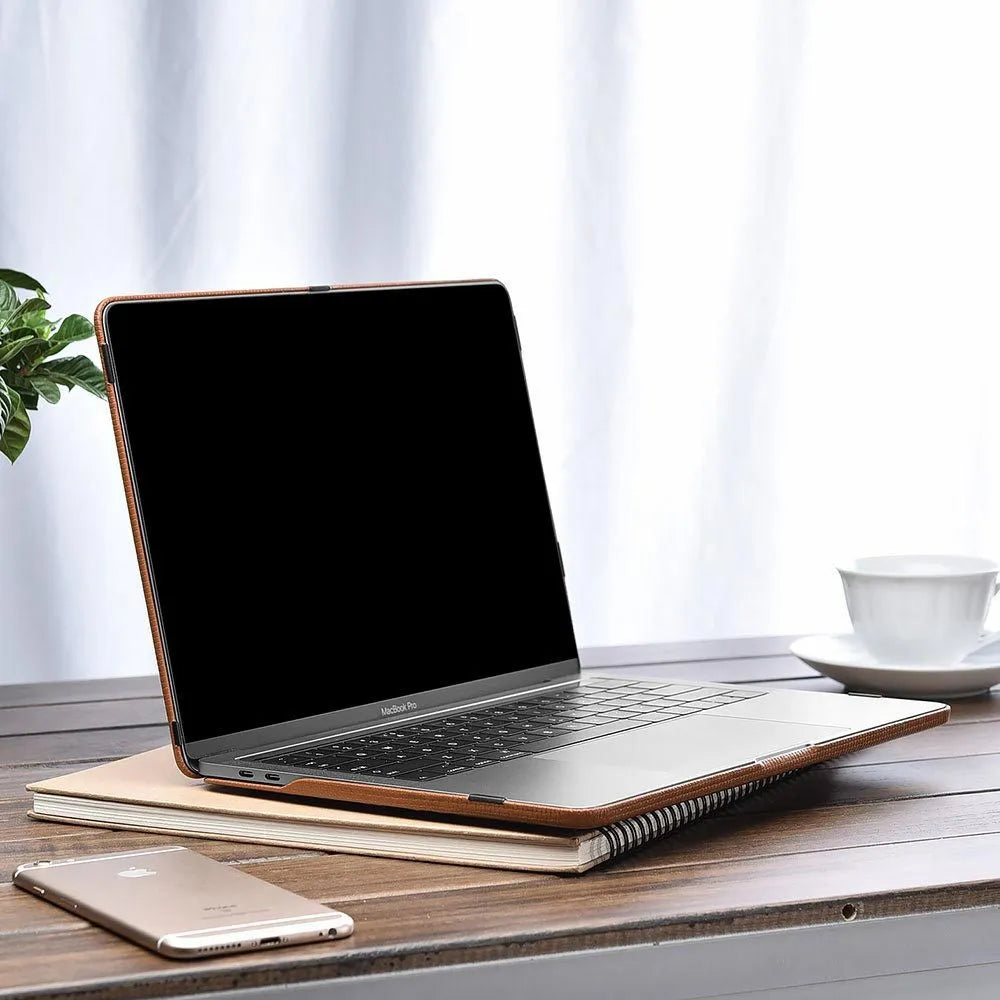 Ultra-thin leather protective sleeve for Apple notebook in black, with cross pattern finish