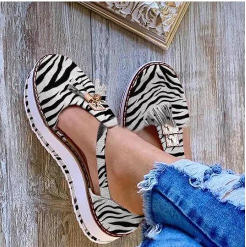 Women's tassel flats sandals in solid colour with metal and tassel details, middle heel, spring summer style