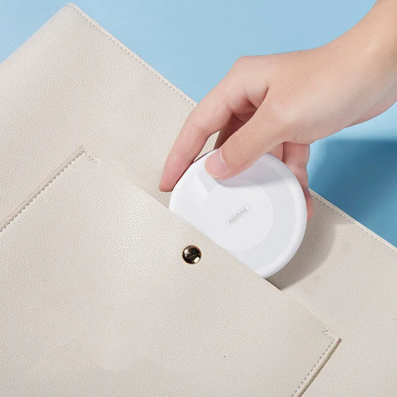 Ruiliang Wanbao white storage box with 60w fast charge data cable and phone holder on a desk