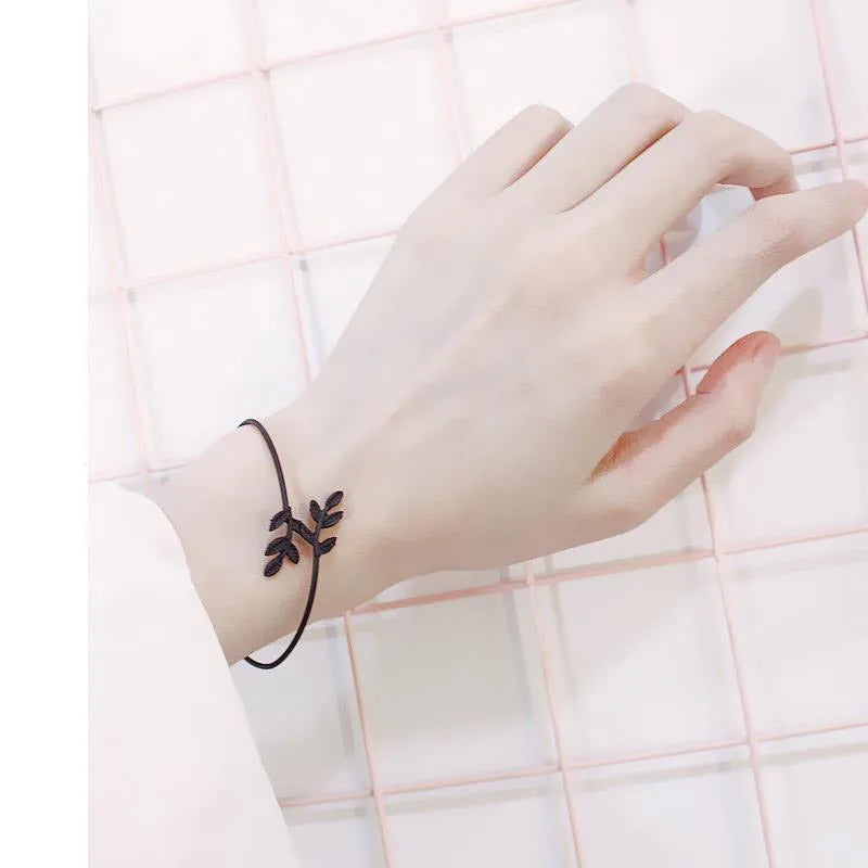 Alloy flower bracelet in gold finish with adjustable chain and flower pendant