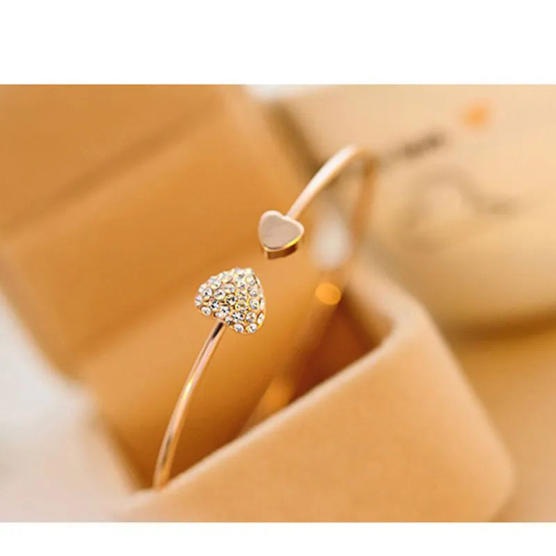 Alloy flower bracelet in gold finish with adjustable chain and flower pendant