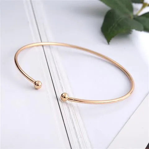 Alloy flower bracelet in gold finish with adjustable chain and flower pendant