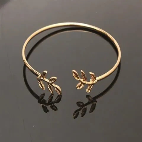 Alloy flower bracelet in gold finish with adjustable chain and flower pendant