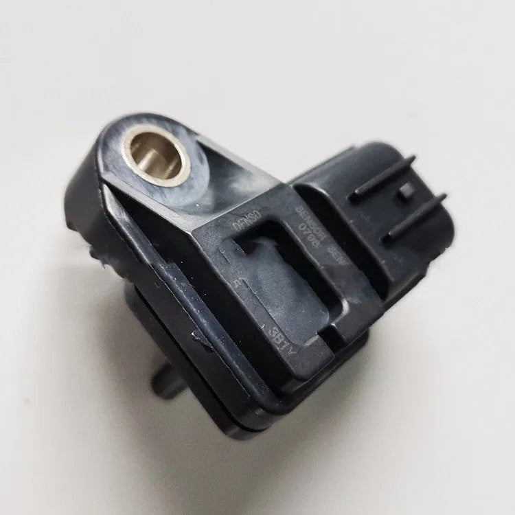 Black intake pressure sensor for Mitsubishi Pajero with part number 079800-7430