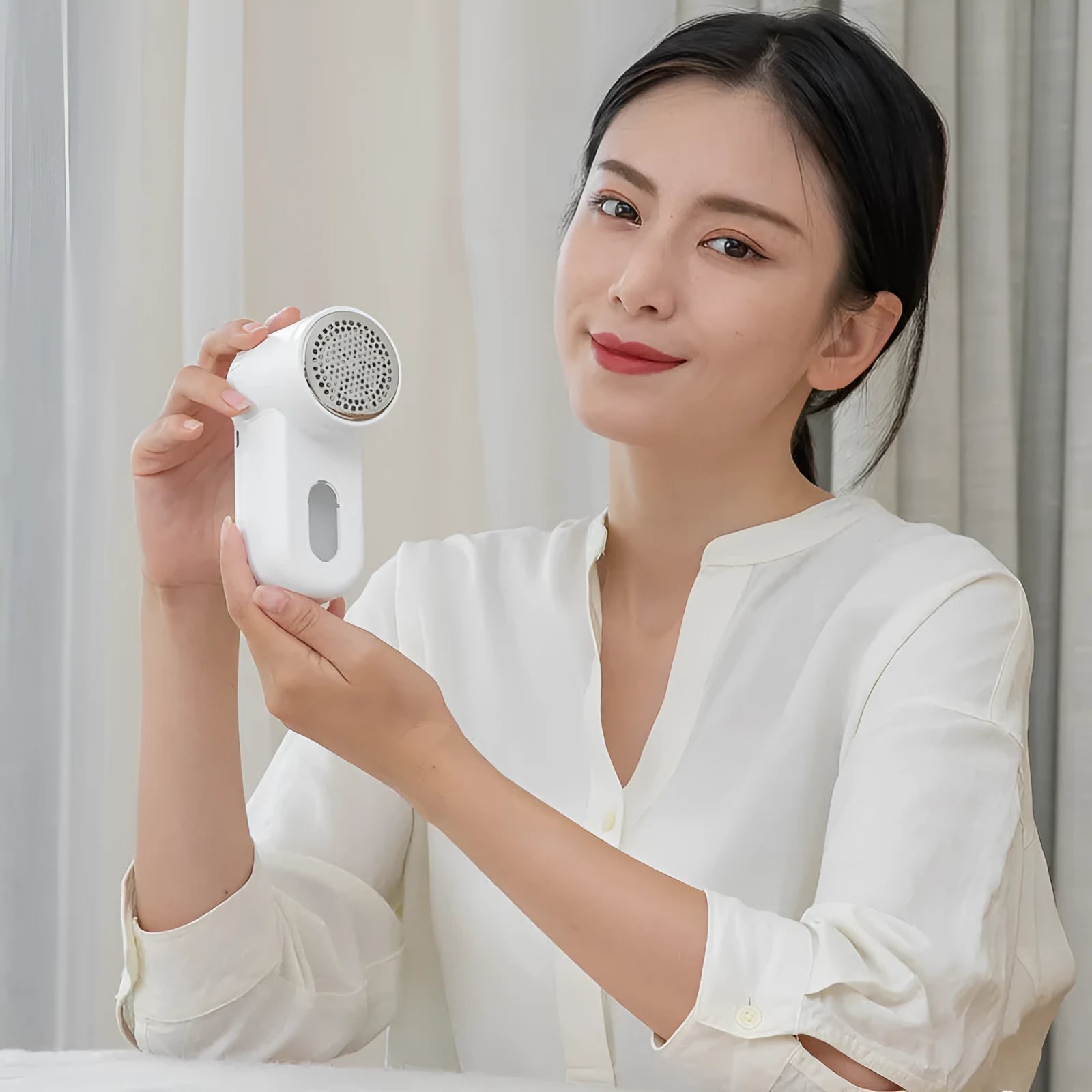 Portable white rechargeable electric lint remover trimmer with stainless steel blade